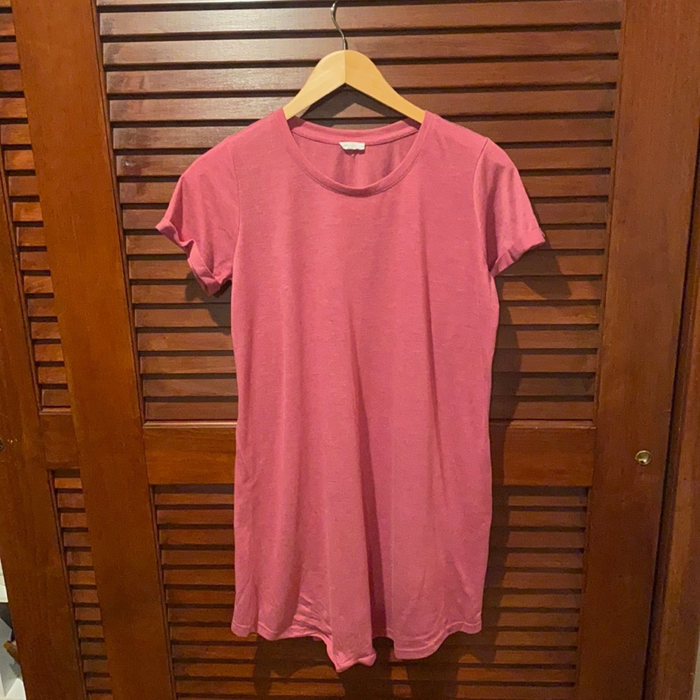 Small size tee shirt dress. Worn once. I’m 5’1 and it’s right above my knee